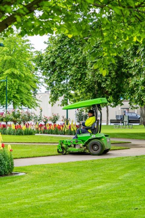 Maintenance team Queens Garden and parks  DSC0036 Lingy Harhangi 12